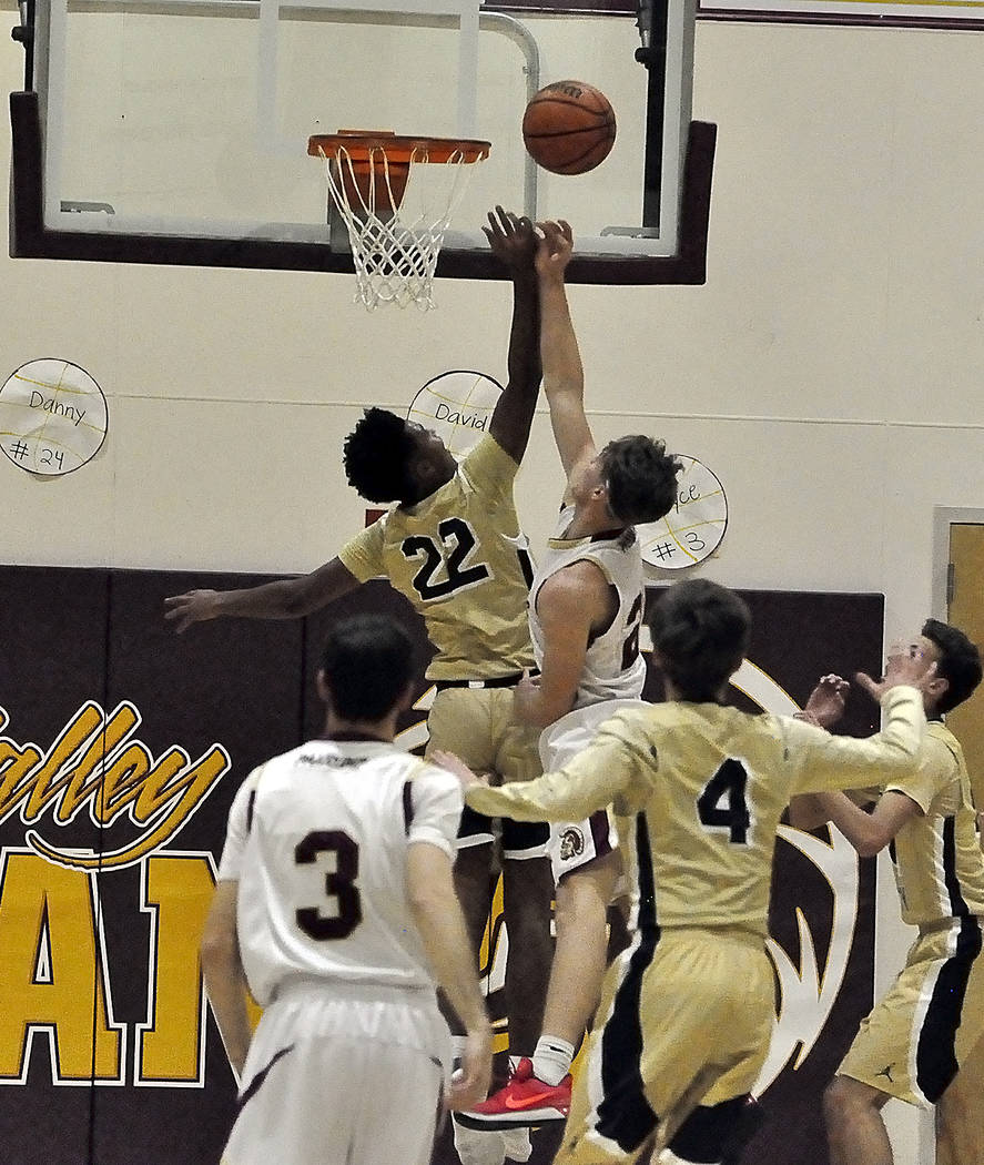 Horace Langford Jr./Pahrump Valley Times
Boulder City's junior forward Derrick Thomas, No. 22, guards the net Monday against Brayden Severt of Pahrump Valley during the Eagle's 57-52 victory.
