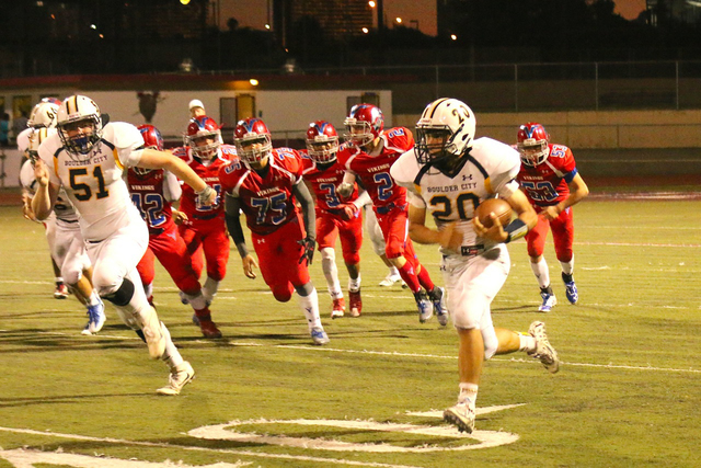 Laura Hubel/Boulder City Review
Sophomore running back Thorston Balmer dashes down the left sideline, leaving the entire Vikings front in his tracks during Friday's 34-21 loss.