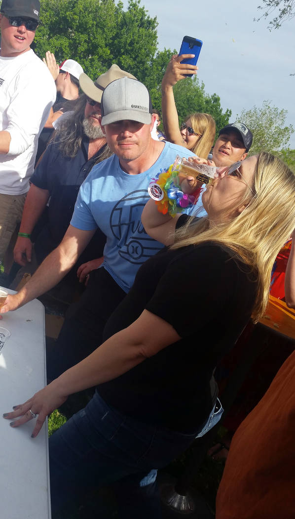 Celia Shortt Goodyear/Boulder City Review
Tara Perkins chugs a beer during the beer relay at the 2018 Boulder City Beerfest while her husband, Mark, waits for his turn.
