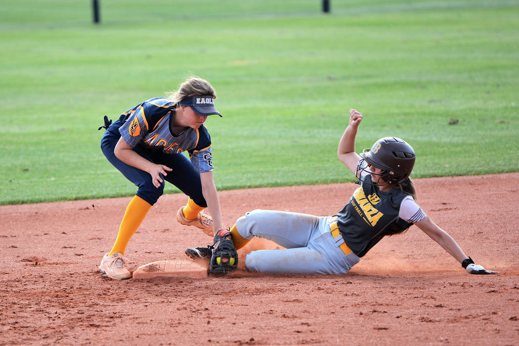 (Robert Vendettoli/Boulder City Review) Tagging the runner out at second base, Boulder City Hig ...