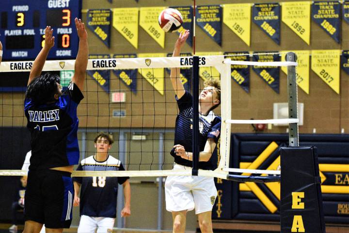 (Robert Vendettoli/Boulder City Review) Rising for a thunderous kill, Boulder City High School ...