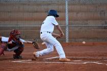 (Robert Vendettoli/Boulder City Review) Jeremy Spencer, seen connecting on a breaking ball agai ...