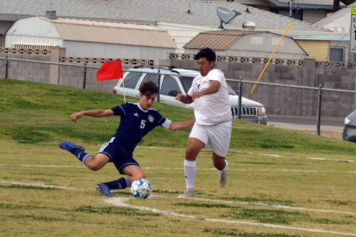 Celia Shortt Goodyear/Boulder City Review Boulder City High School junior Julian Balmer shoots ...