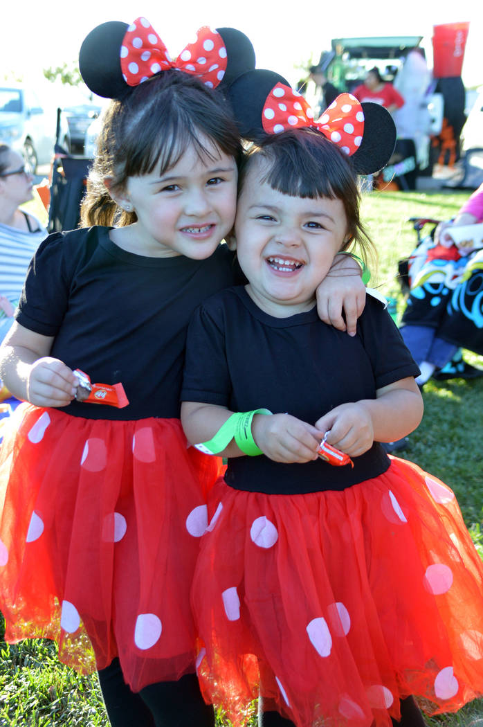 Celia Shortt Goodyear/Boulder City Review Alize' Gordon, left, and her sister, Abigail, enjoy s ...