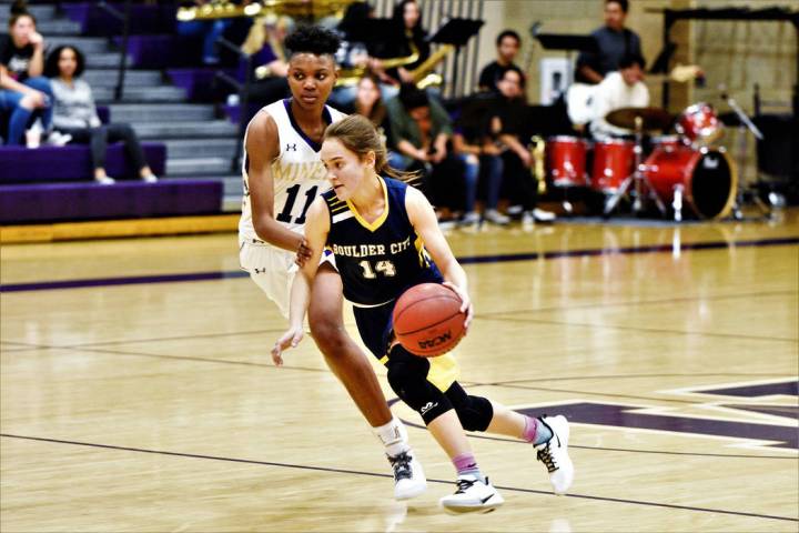 (Robert Vendettoli/Boulder City Review) Making her way to the basket, Boulder City High School ...