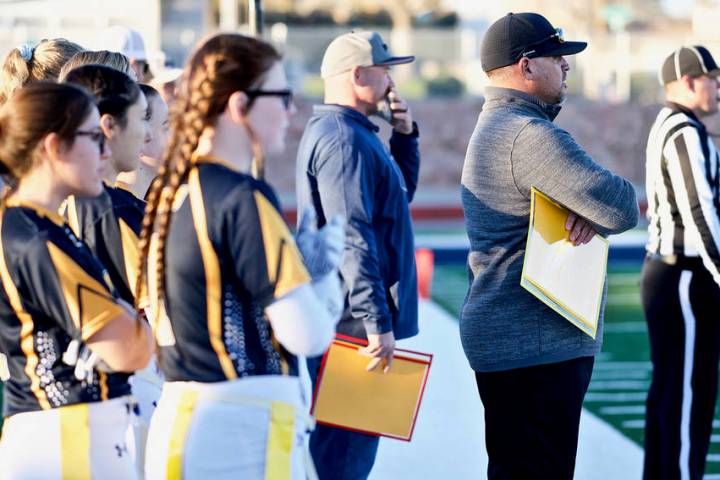 (Jamie Jane/Boulder City Review) Kevin Ruth, center in blue, head coach for Boulder City High S ...