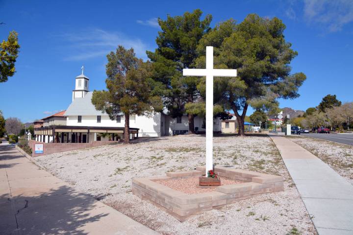 Celia Shortt Goodyear/Boulder City Review The cross at St. Christopher's Episcopal Church at th ...