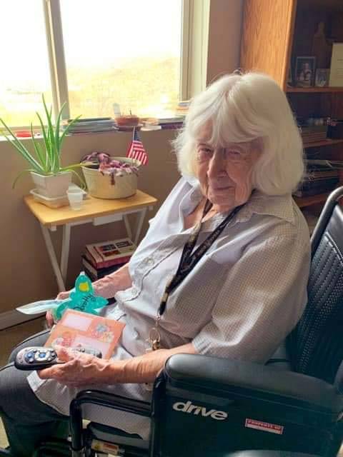 (Lakeview Terrace of Boulder City) Dorothy Burns, 102, enjoys reading the cards and letters sen ...