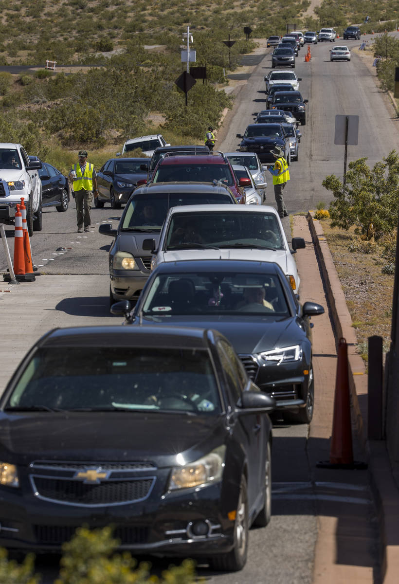 (L.E. Baskow/Las Vegas Review-Journal) Visitors are backed up at an entry station to Lake Mead ...