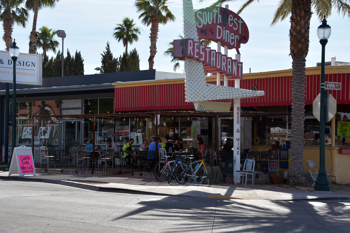 Celia Shortt Goodyear/Boulder City Review Diners enjoy eating outside at Southwest Diner on Mon ...