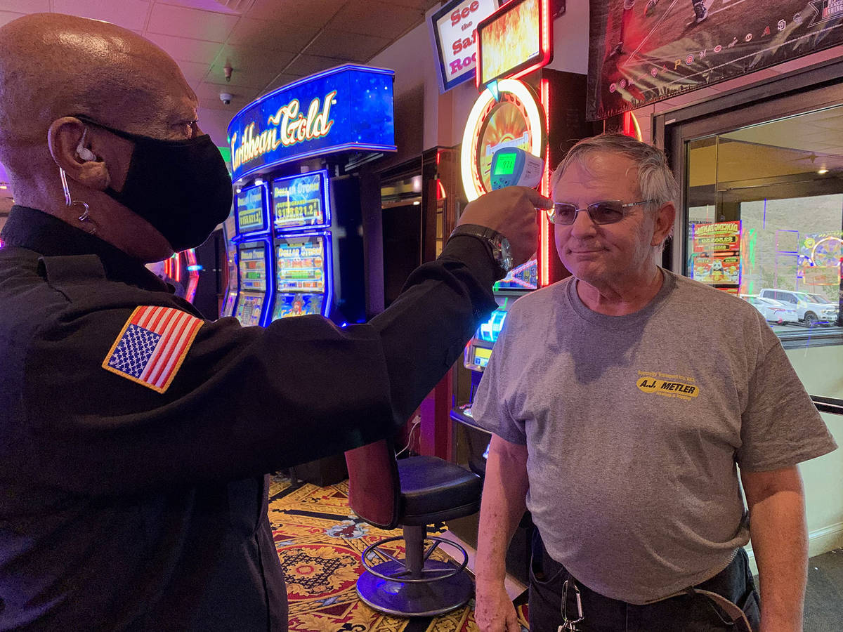 (Hali Bernstein Saylor/Boulder City Review) Karl Graham, left, checks the temperature of Don Li ...