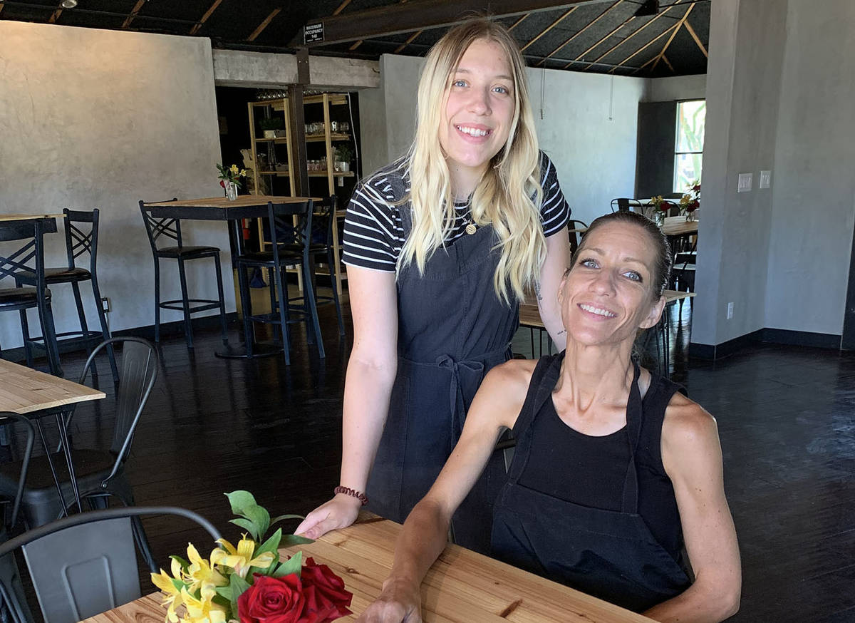 (Hali Bernstein Saylor/Boulder City Review) Jamie Ashby, seated, joined by her daughter Zoe Jew ...