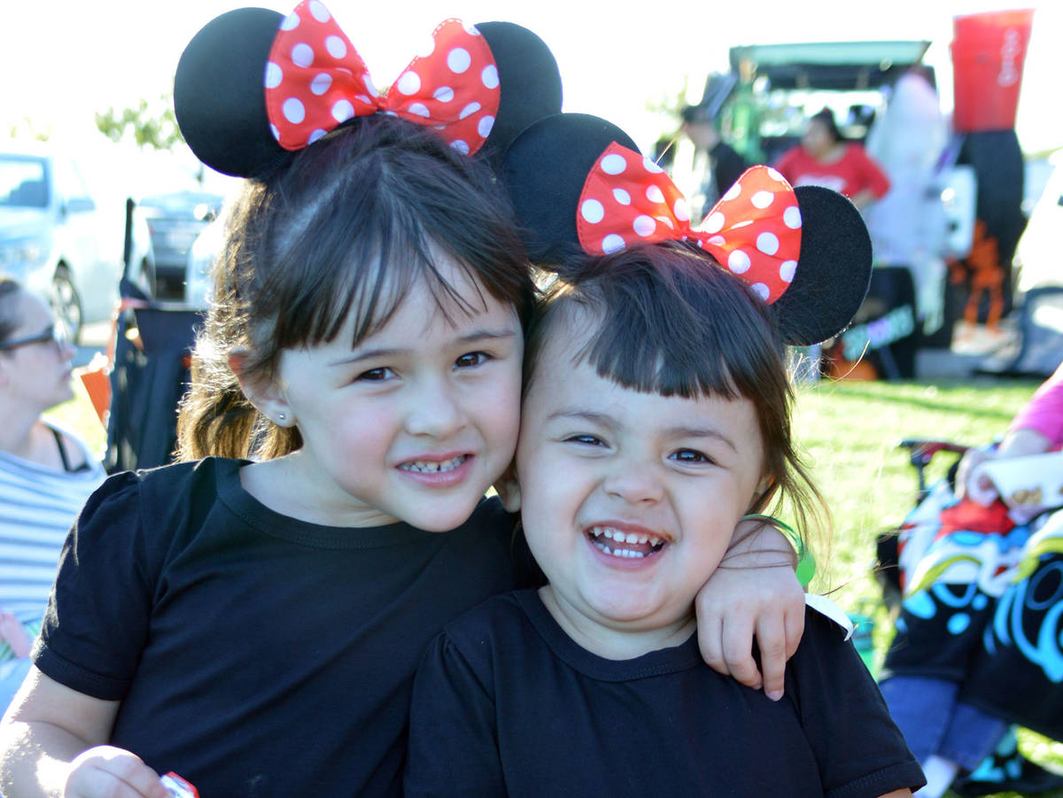 Celia Shortt Goodyear/Boulder City Review Alize' Gordon, left, and her sister, Abigail, enjoy s ...