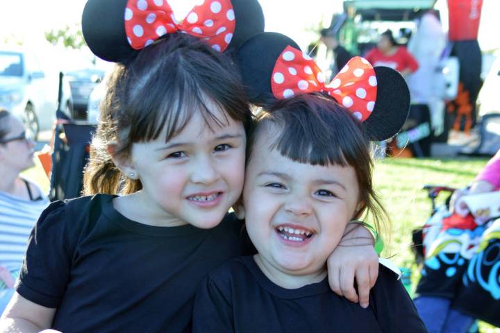 Celia Shortt Goodyear/Boulder City Review Alize' Gordon, left, and her sister, Abigail, enjoy s ...