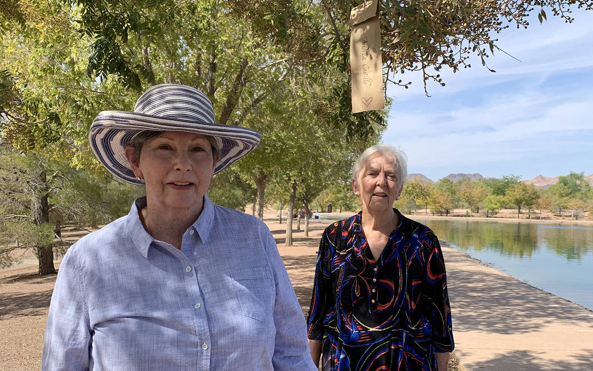 (Hali Bernstein Saylor/Boulder City Review) Mary Lou Johnson, left, and Karen Mulcahy hung 60 w ...