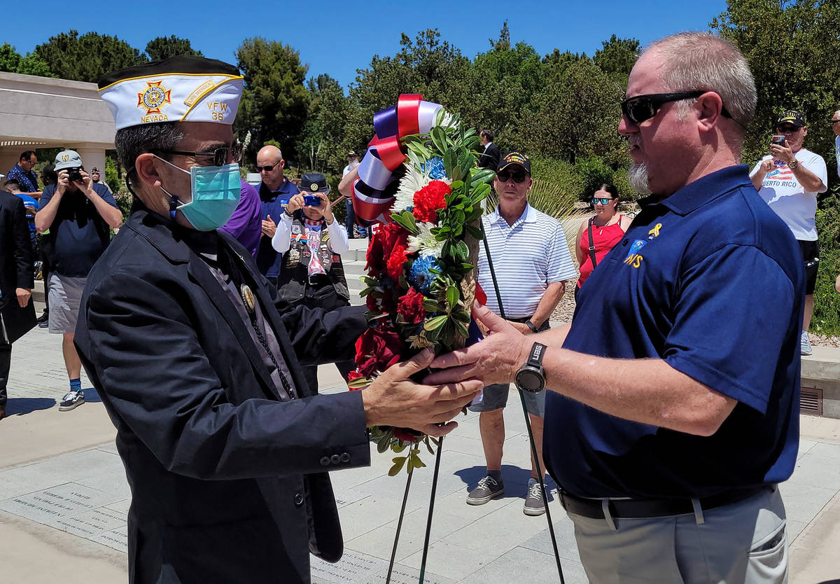 Celia Shortt Goodyear/Boulder City Review Bill Perlmutter, left, receives a wreath to commemora ...