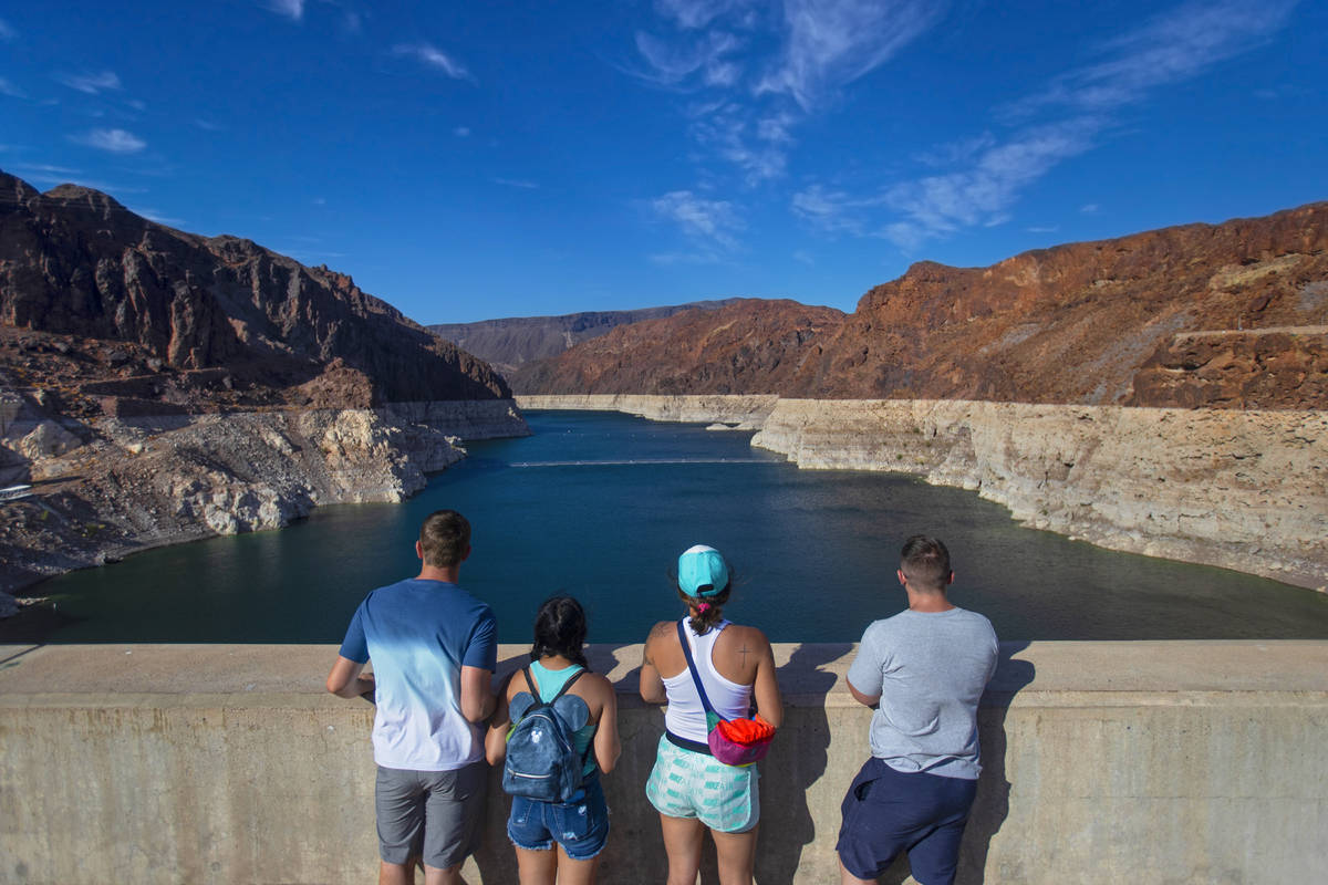 (Benjamin Hager/Las Vegas Review-Journal) Tourists look out at Lake Mead from the top of the H ...