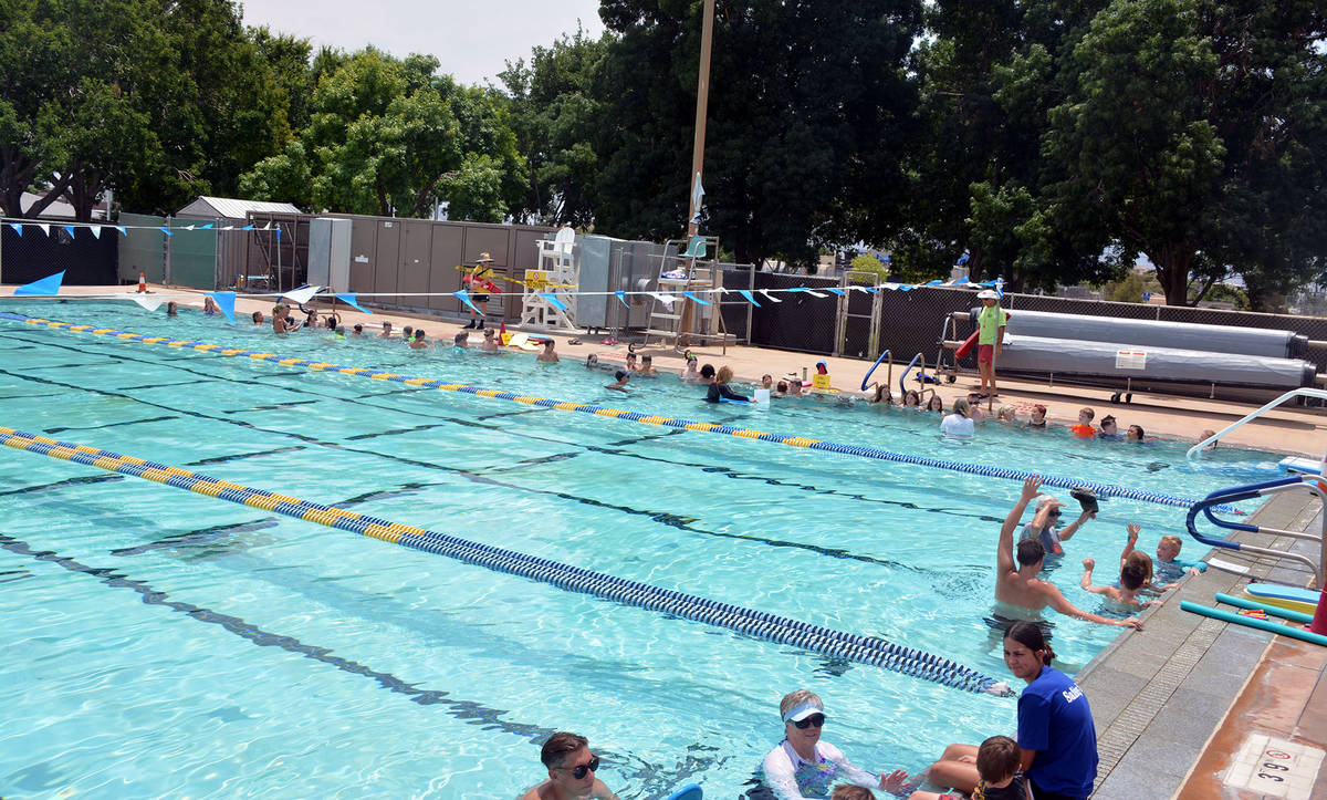 Celia Shortt Goodyear/Boulder City Review Children, swim instructors and lifeguards pack Boulde ...
