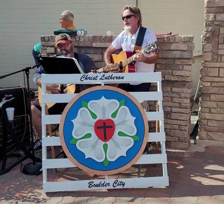Celia Shortt Goodyear/Boulder City Review Don Scott, left, and Mick Casey sing a worship song o ...