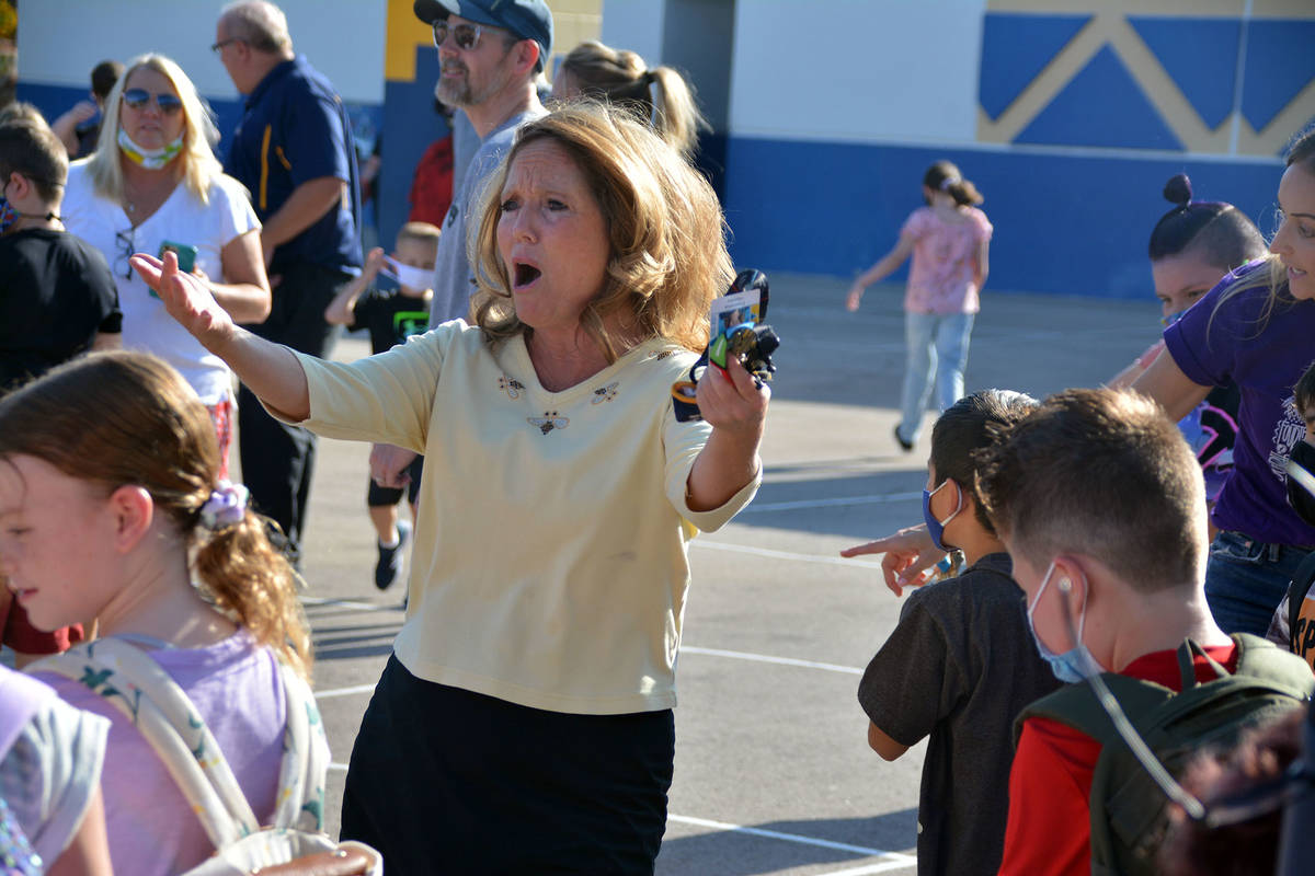 Celia Shortt Goodyear/Boulder City Review King Elementary School teacher Pam Honey dances outsi ...