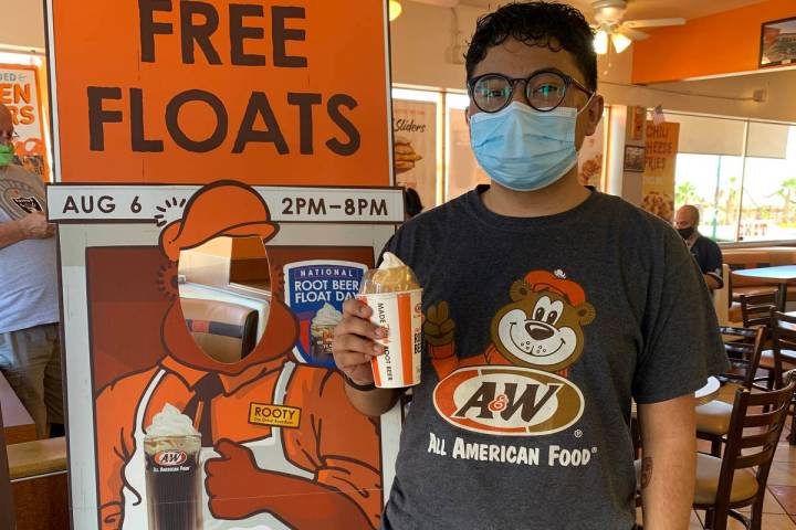 (Hali Bernstein Saylor/Boulder City Review) Boulder City A&W Restaurant employee Martin Ro ...