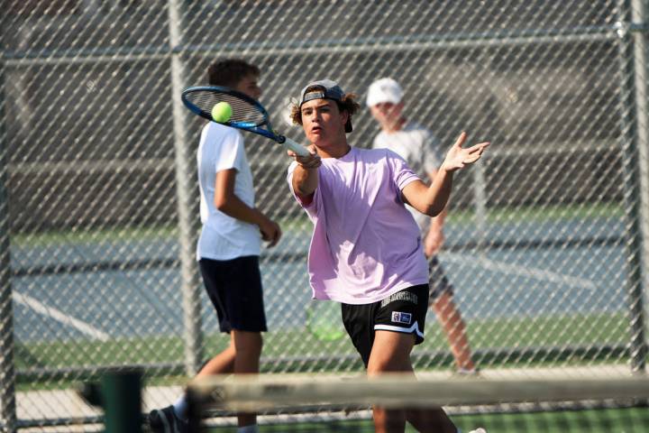 (Robert Vendettoli/Boulder City Review) Boulder City High School sophomore Ike Pappas advances ...