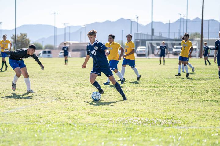 (Jamie Jane/Boulder City Review) Sophomore Roman Rose moves the ball in the Eagles’ game Cris ...