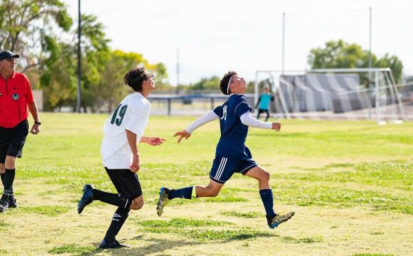 (Jamie Jane/Boulder City Review) Sophomore Lane Pusko looks for the ball in the Eagles’ 6-0 w ...