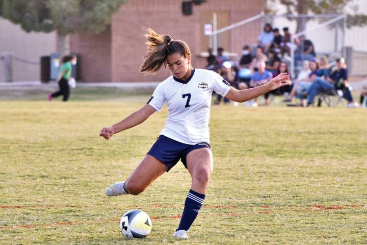 (Robert Vendettoli/Boulder City Review) Bree Leavitt, a junior at Boulder City High School, sco ...