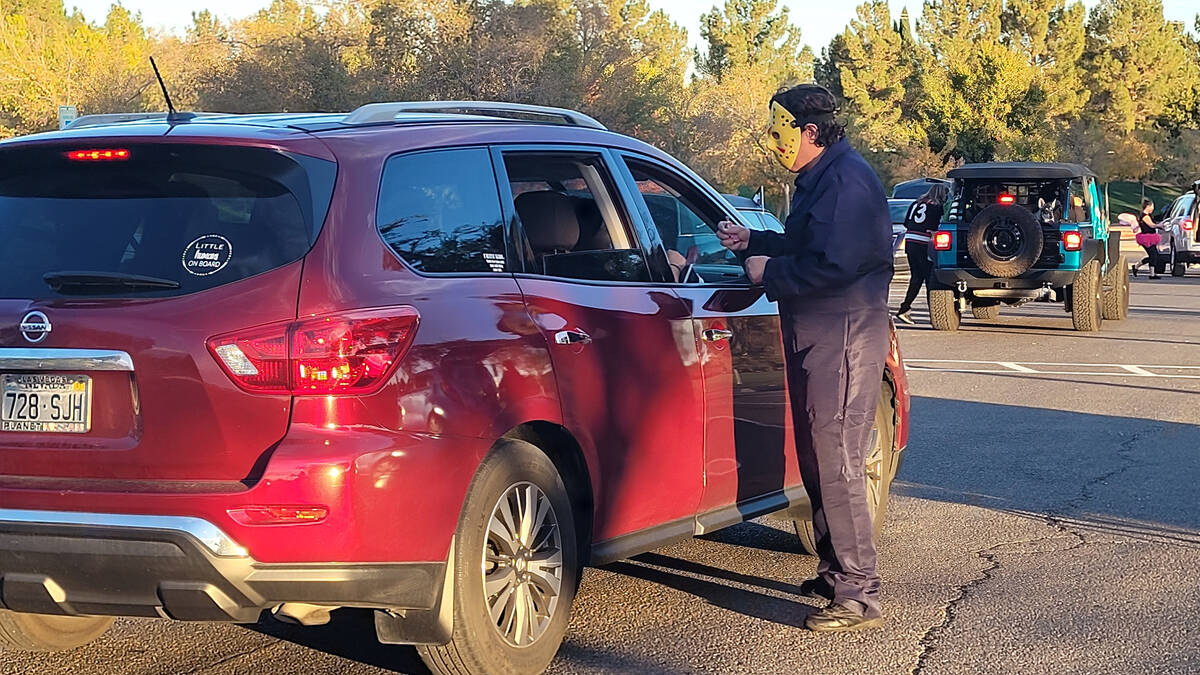 Celia Shortt Goodyear/Boulder City Review Robert Reiss of Snap Fitness hands out candy at Trunk ...