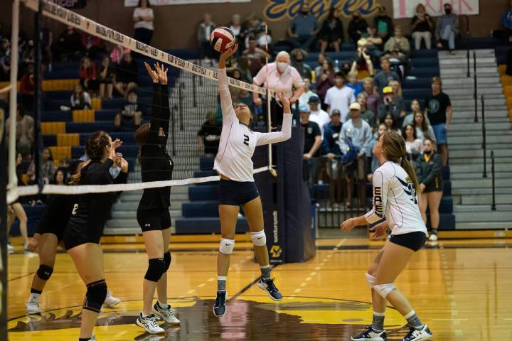 (Jamie Jane/Boulder City Review) Alyssa Bryant, center, a senior at Boulder City High School, m ...