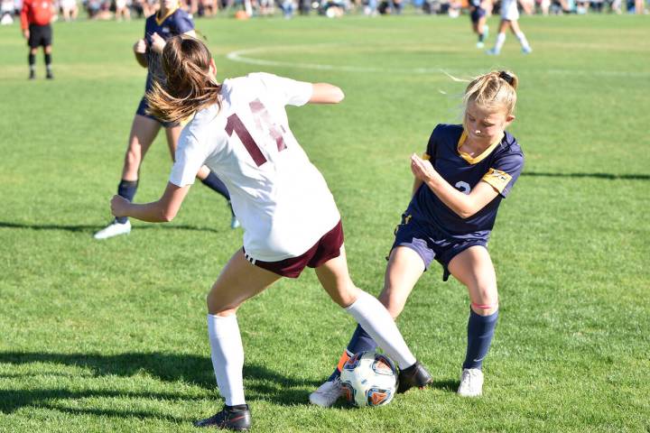 (Robert Vendettoli/Boulder City Review) Battling with the defender for possession, Boulder City ...