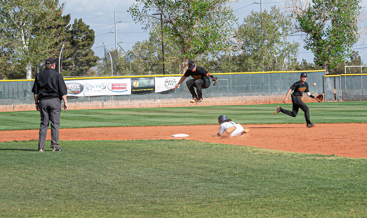 (Jamie Jane/Boulder City Review) Sophomore Derek Render slides into second base during the Eagl ...