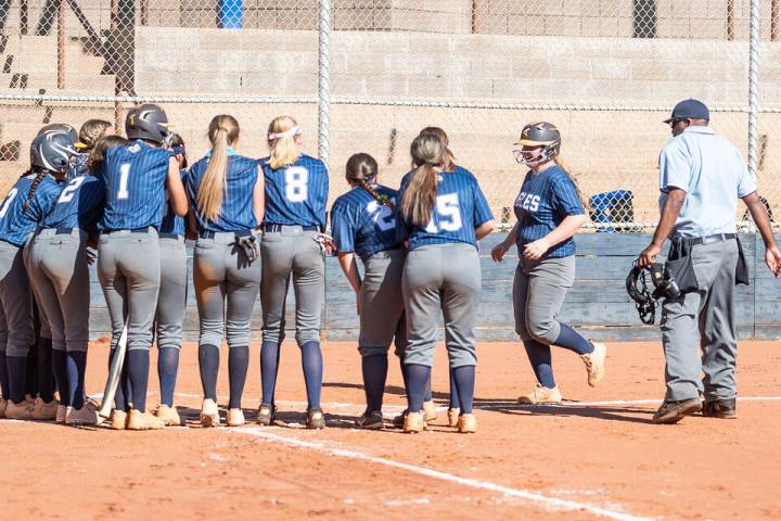 (Jamie Jane/Boulder City Review) Teammates from Boulder City High School gather to welcome fres ...