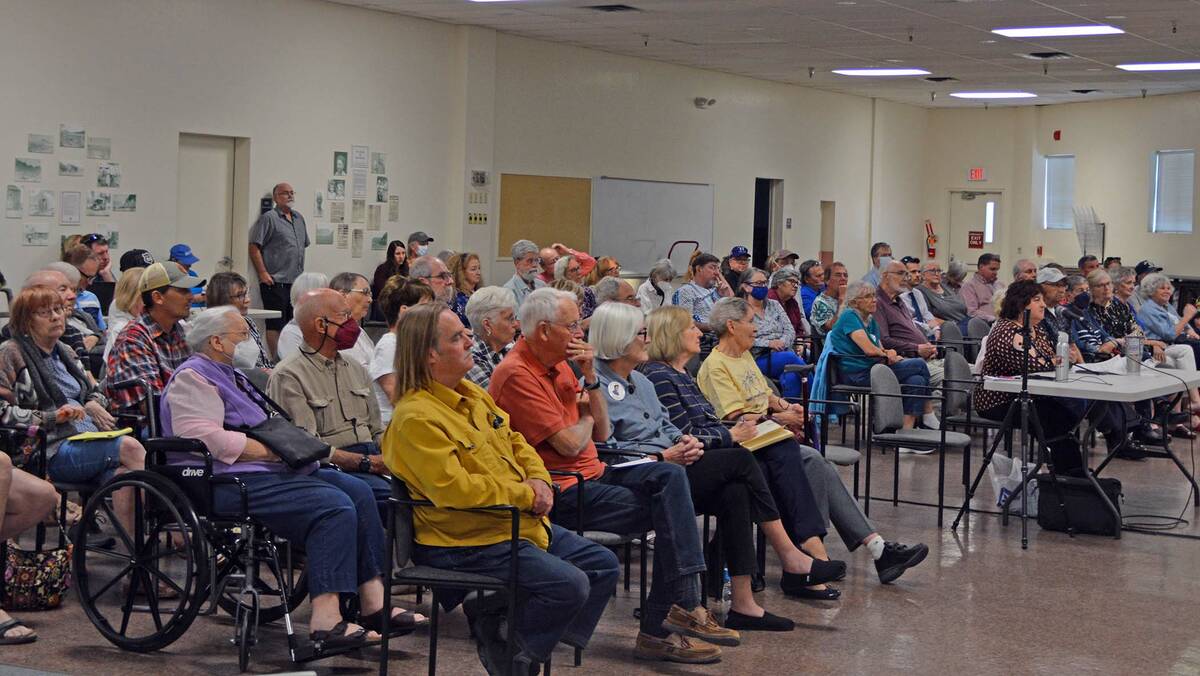 Celia Shortt Goodyear/Boulder City Review Community members fill the Elaine K. Smith Building f ...