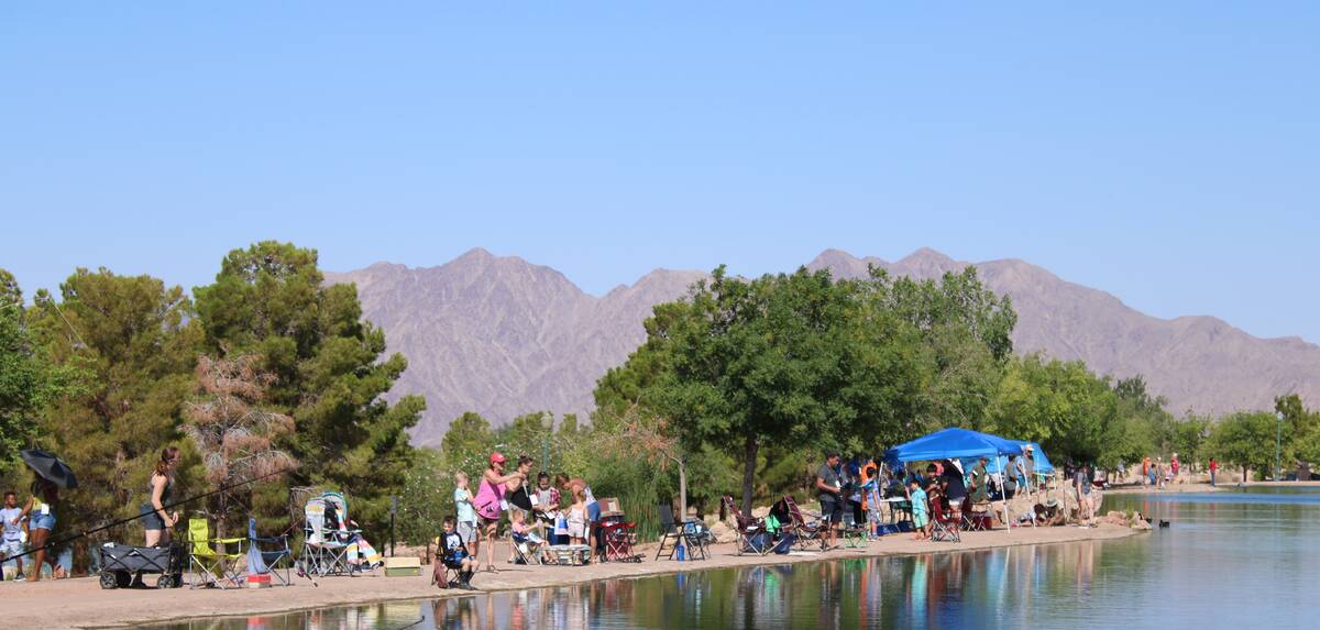 (Danny Smyth/Boulder City Review) People packed the shorelines at Veterans' Memorial Park in Bo ...