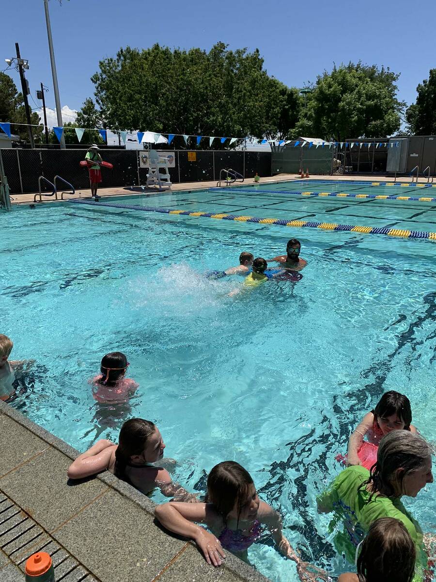 (Hali Bernstein Saylor/Boulder City Review) James Walsh, in back, teaches two young swimmers ho ...