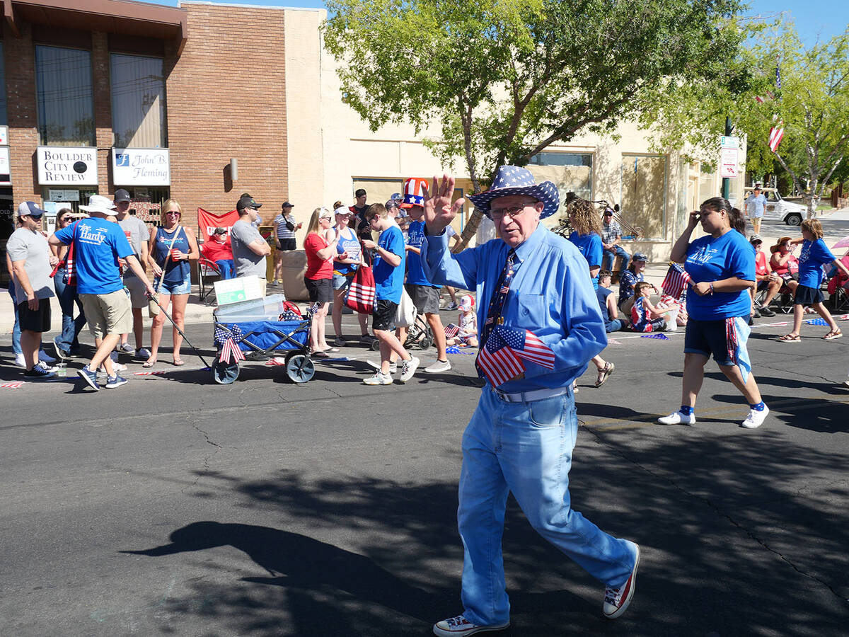 (Owen Krepps/Boulder City Review) Mayor-elect Joe Hardy waves to the crowd as he walks in the D ...