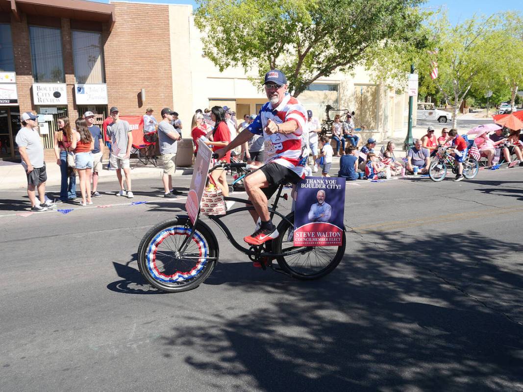 (Owen Krepps/Boulder City Review) City Council member-elect Steve Walton points to the crowd wh ...