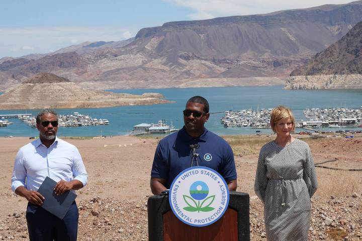 (Owen Krepps/Boulder City Review) Nevada Reps. Steven Horsford, left, and Susie Lee, right, fla ...