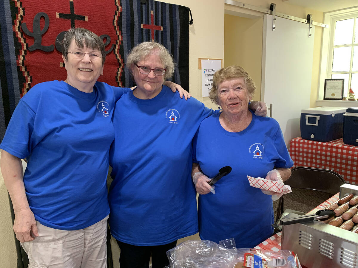 (Hali Bernstein Saylor/Boulder City Review) From left, Dawn Smith, Cheryl Sneed and Nancy MacFa ...