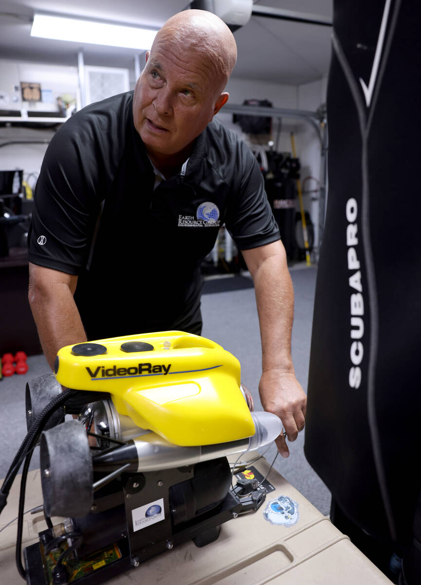 (K.M. Cannon/Las Vegas Review-Journal) Technical diver Steve Schafer shows an underwater remote ...
