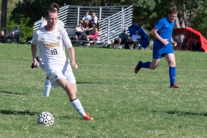 (Jamie Jane/Boulder City Review) Robert Crowl of Boulder City High School’s boys varsity ...