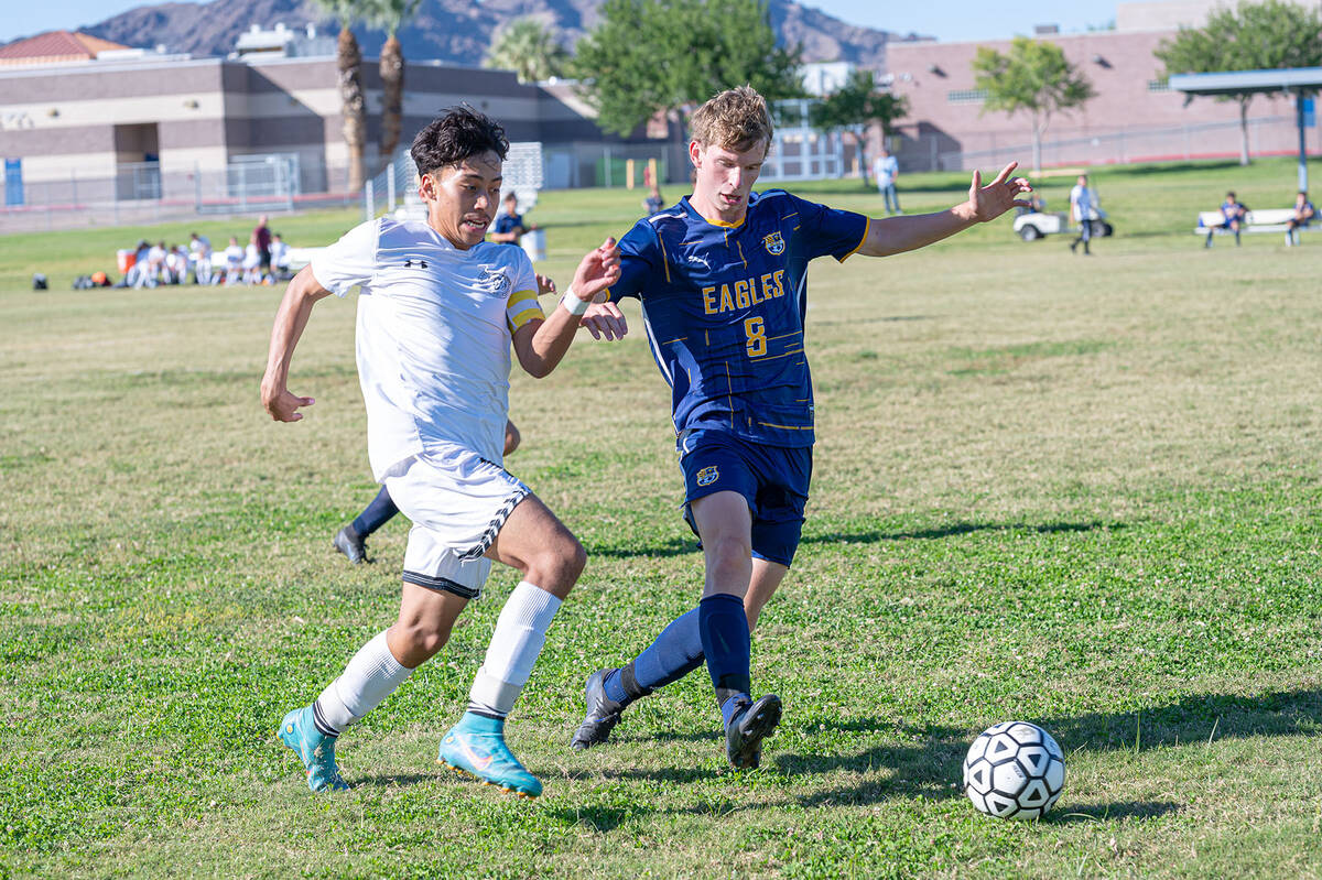 (Jamie Jane/Boulder City Review) Zachary Strachan works the ball down the field, helping the Ea ...