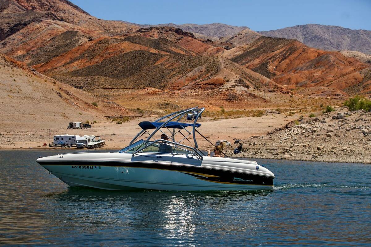 (L.E. Baskow/Las Vegas Review-Journal) A boat cruises past the Kingman Wash area within the Lak ...