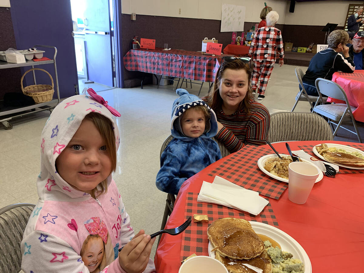 (Boulder City Review file photo) Hazel, from left, Hudson and Kaitlynn Lanning enjoyed pancakes ...