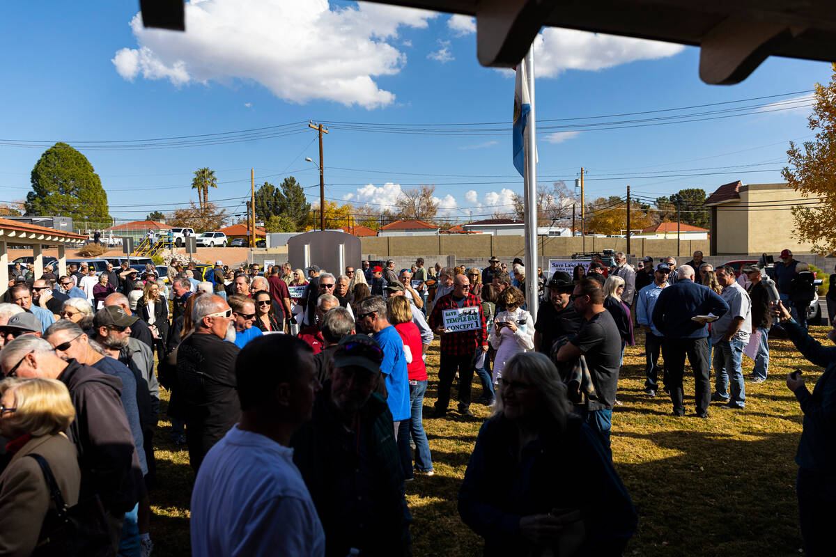 (Chase Stevens/Las Vegas Review-Journal) People line up and wait for an open house public meet ...