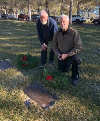 (Hali Bernstein Saylor/Boulder City Review) Thomas Daley, left, and Al Benedetti place wreaths ...