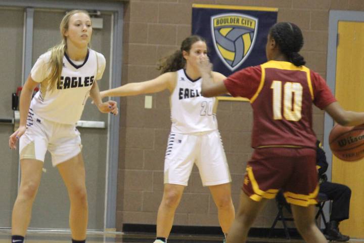 (Courtney Williams/Boulder City Review) Boulder City High School junior Kylie Flowers blocks th ...