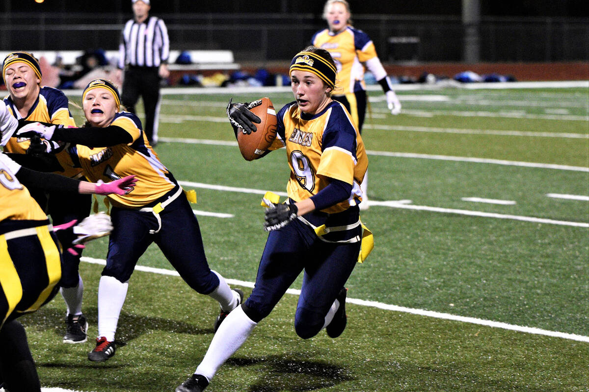 (Robert Vendettoli/Boulder City Review) Senior Ava Payne rushes up field against Moapa Valley o ...